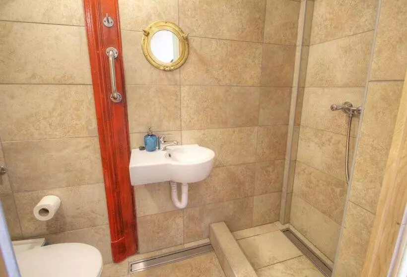 Lavender Circus Hostel, Doubles & Ensuites