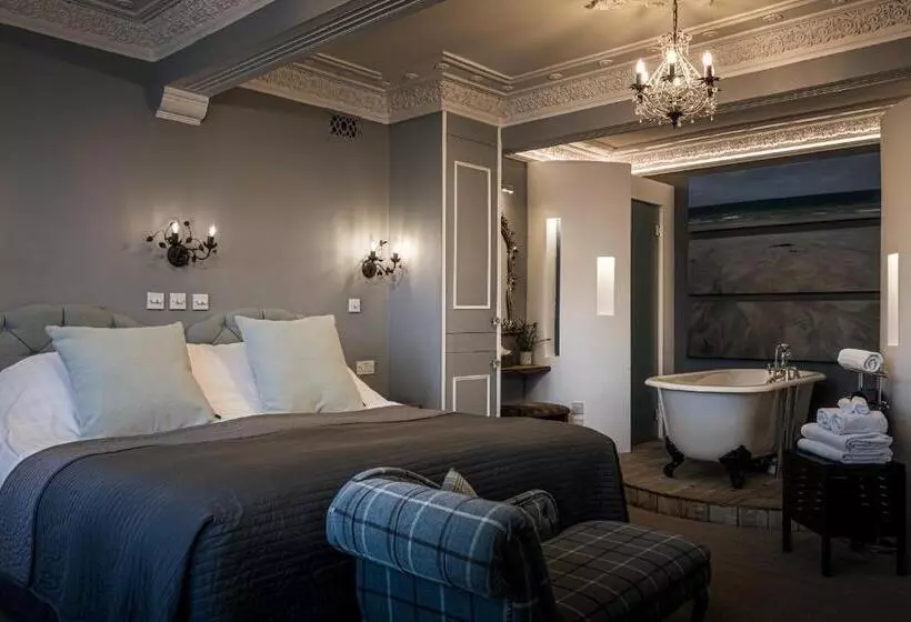 The Alamo Guest House