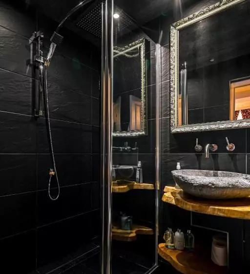 The Alamo Guest House