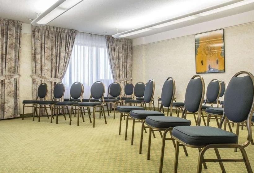 בית מלון כפרי Clarion  & Conference Centre