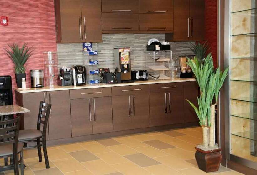 호텔 Red Carpet Inn Elmwood