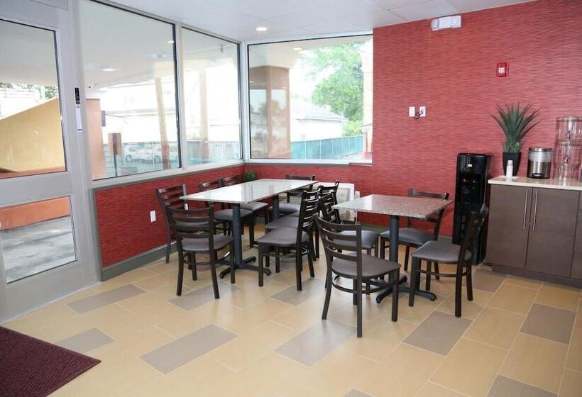 호텔 Red Carpet Inn Elmwood