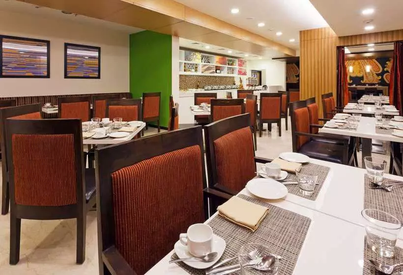 בית מלון כפרי Hampton By Hilton Vadodara  Alkapuri