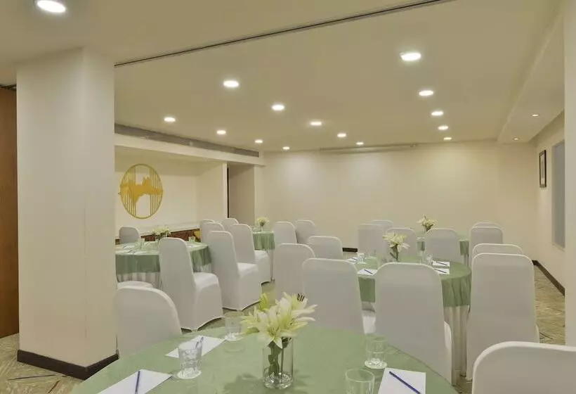 בית מלון כפרי Hampton By Hilton Vadodara  Alkapuri