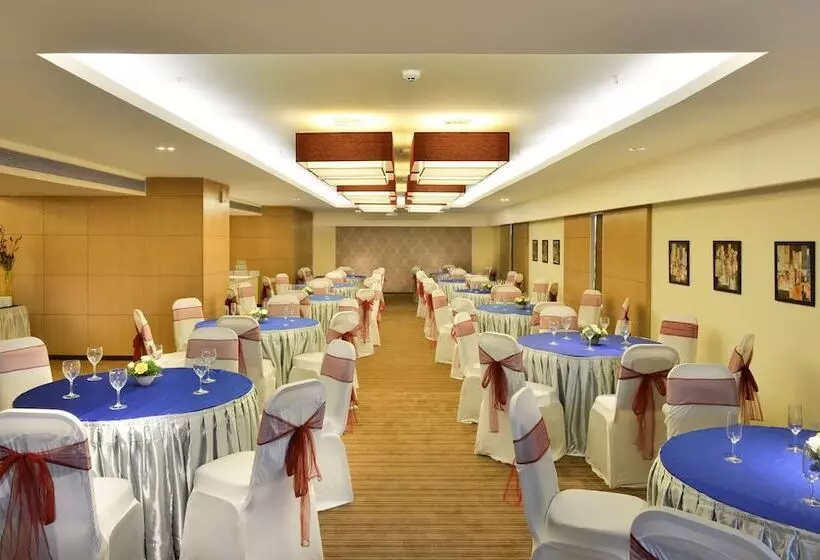 בית מלון כפרי Hampton By Hilton Vadodara  Alkapuri