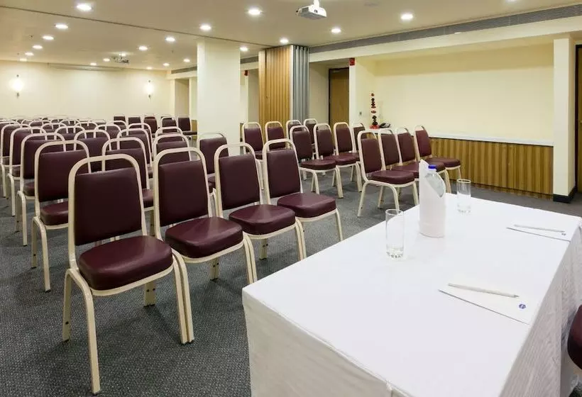 בית מלון כפרי Hampton By Hilton Vadodara  Alkapuri