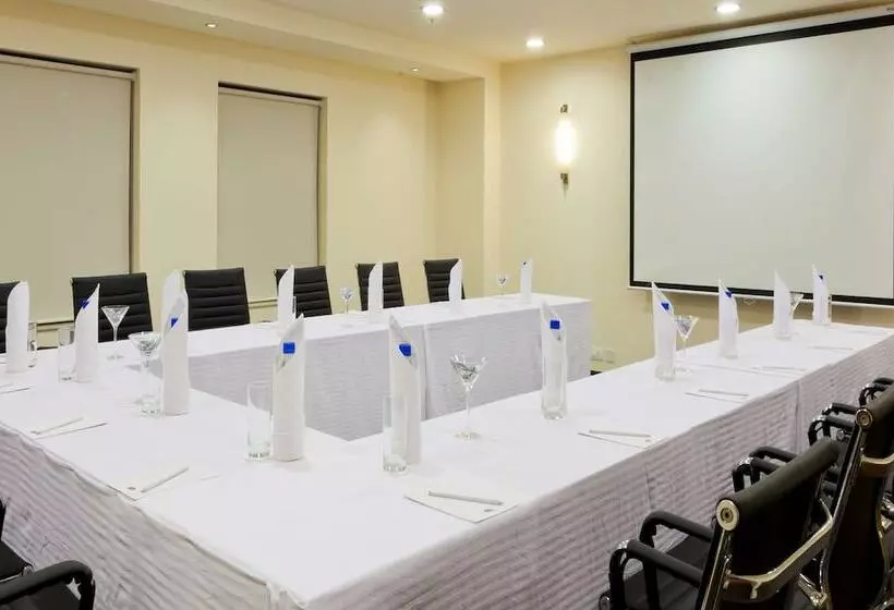 בית מלון כפרי Hampton By Hilton Vadodara  Alkapuri