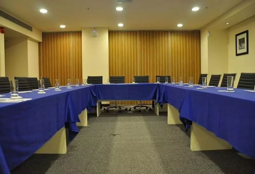 בית מלון כפרי Hampton By Hilton Vadodara  Alkapuri