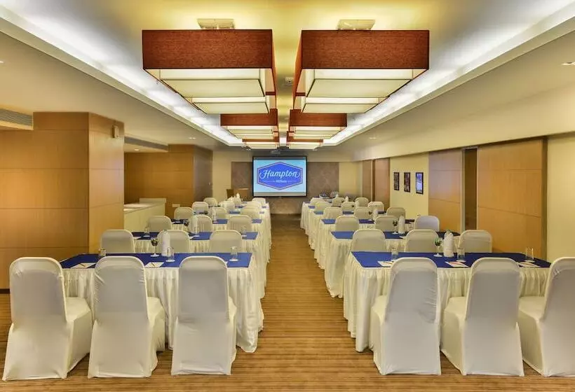 בית מלון כפרי Hampton By Hilton Vadodara  Alkapuri