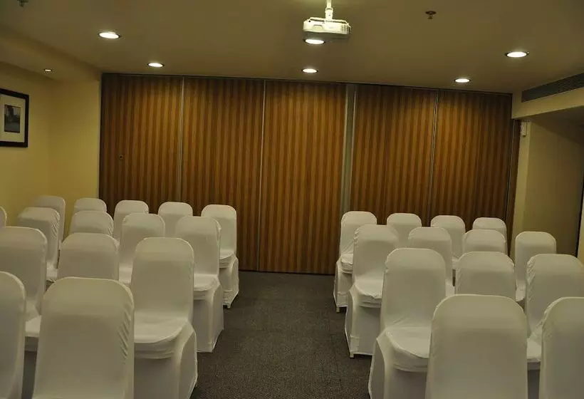 בית מלון כפרי Hampton By Hilton Vadodara  Alkapuri