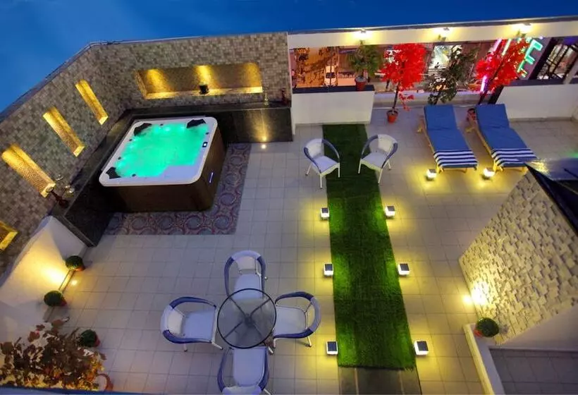 בית מלון כפרי The Pearl   Newly Renovated In City Centre