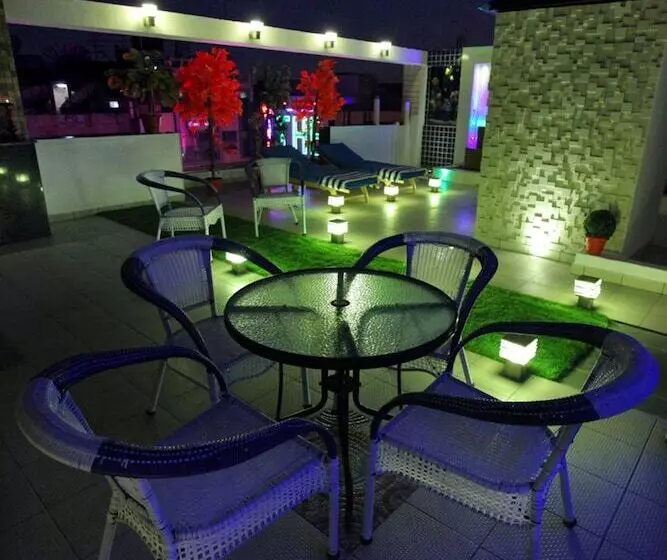 בית מלון כפרי The Pearl   Newly Renovated In City Centre