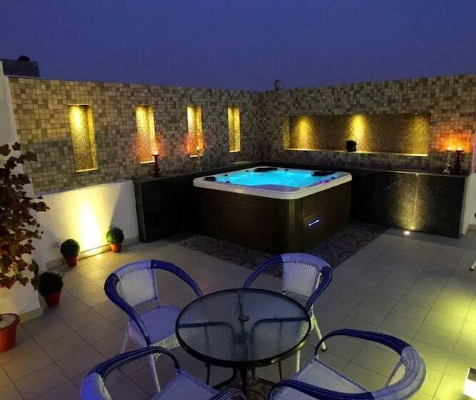 בית מלון כפרי The Pearl   Newly Renovated In City Centre