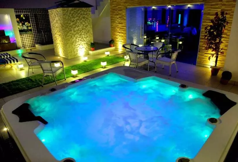 בית מלון כפרי The Pearl   Newly Renovated In City Centre