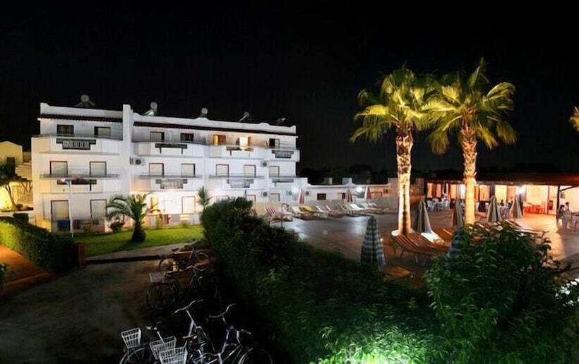 Sandy S Studios Apartments & Log Villas