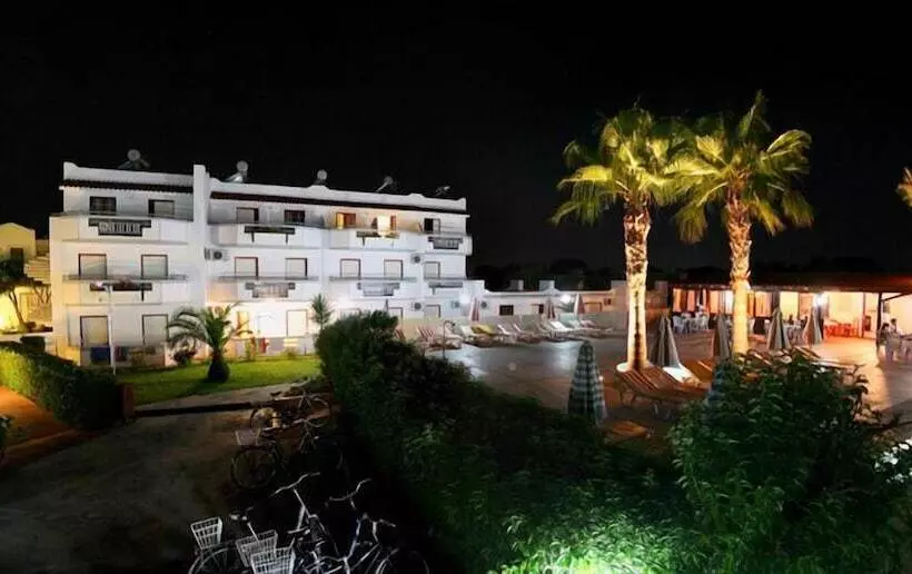 Sandy S Studios Apartments & Log Villas