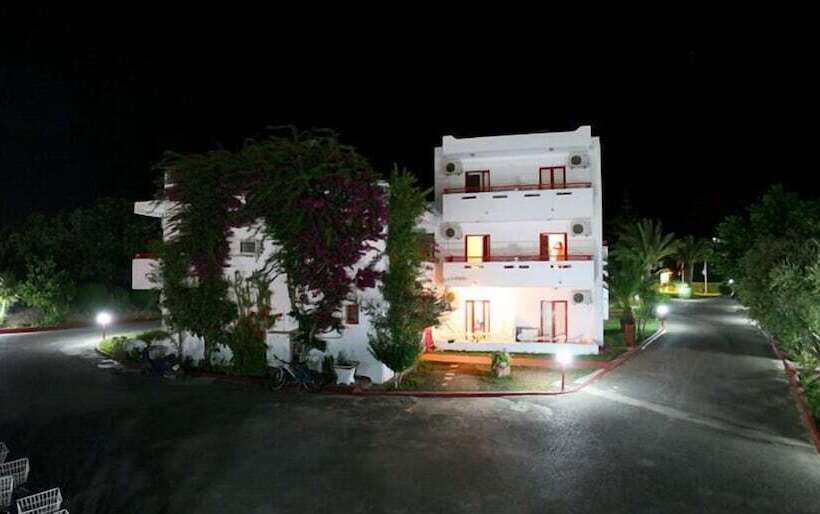 Sandy S Studios Apartments & Log Villas