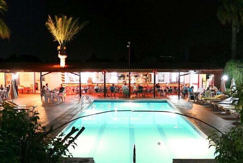 Sandy S Studios Apartments & Log Villas