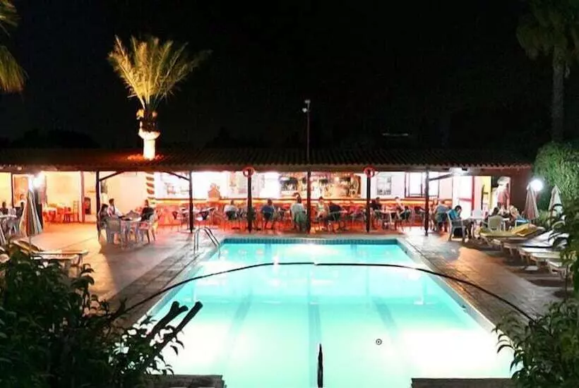 Sandy S Studios Apartments & Log Villas