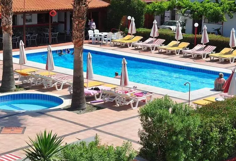 Sandy S Studios Apartments & Log Villas