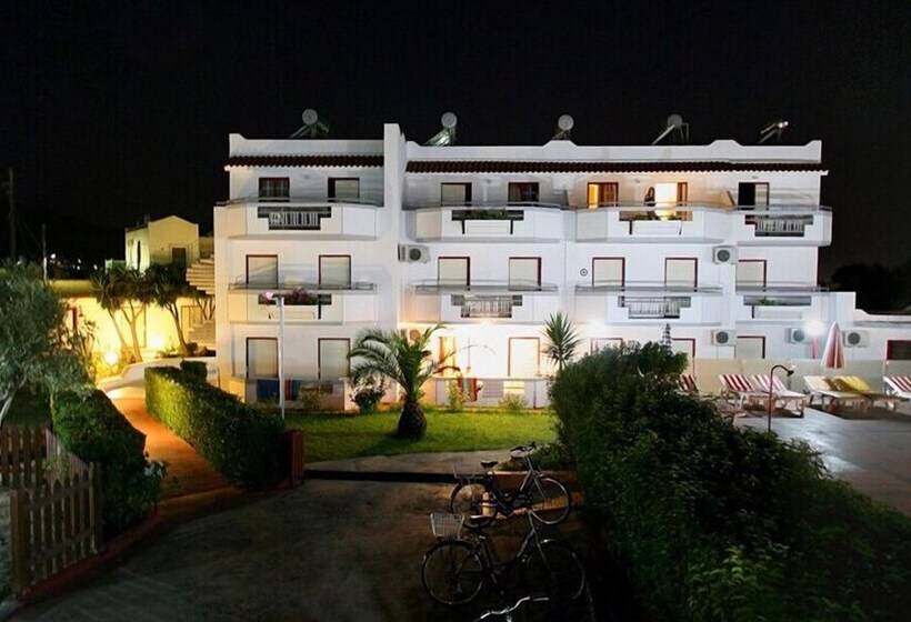 Sandy S Studios Apartments & Log Villas