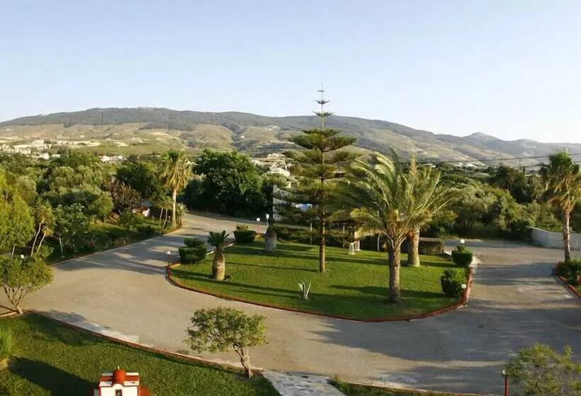 Sandy S Studios Apartments & Log Villas