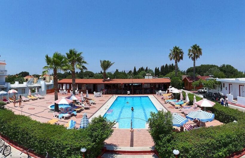 Sandy S Studios Apartments & Log Villas