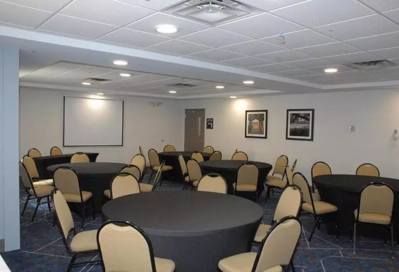 Отель Candlewood Suites Tallahassee, An Ihg