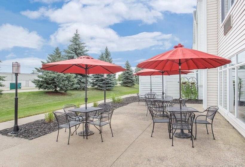 Отель Cobblestone Suites Oshkosh