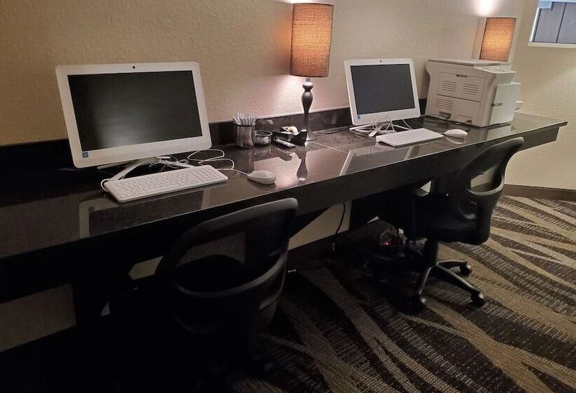 Отель Cobblestone Suites Oshkosh