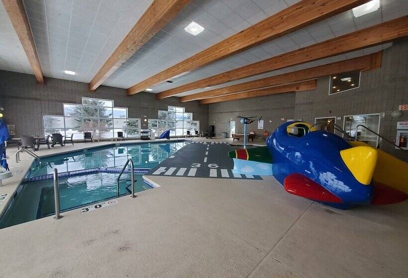 Отель Cobblestone Suites Oshkosh