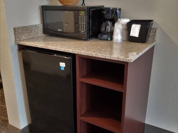 Отель Cobblestone Suites Oshkosh