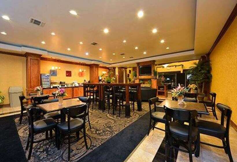 호텔 Comfort Suites