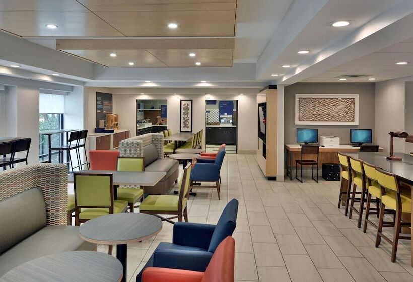 فندق Holiday Inn Express Raleigh Durham Airport, An Ihg
