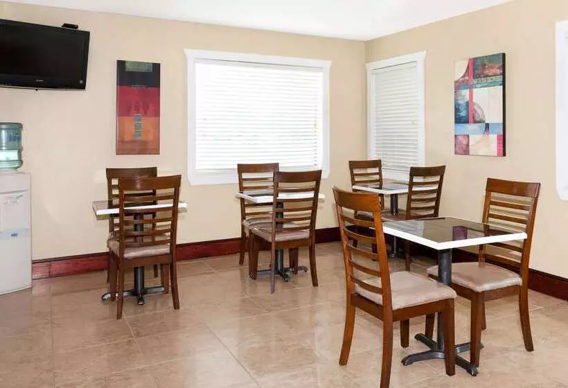 Hotel Howard Johnson By Wyndham Lafayette