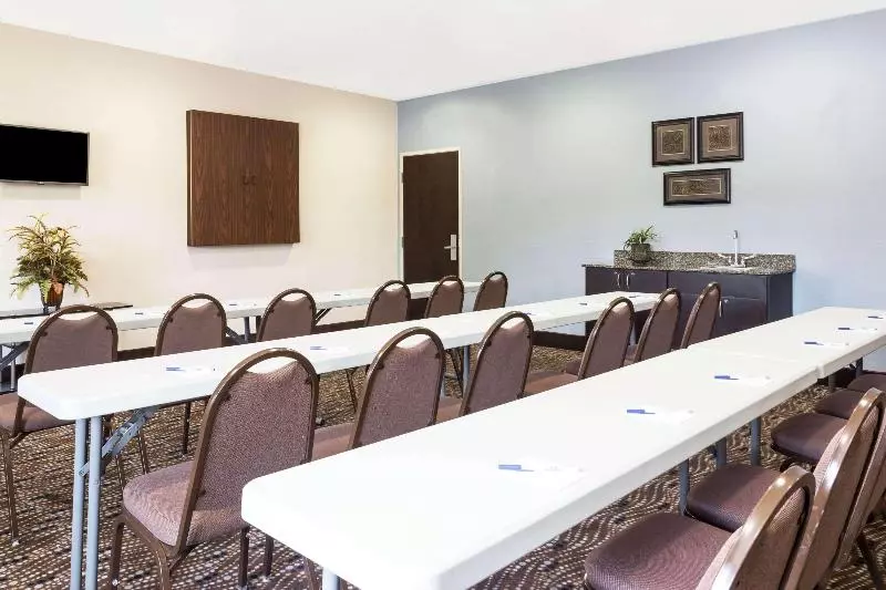 Microtel Inn & Suites By Wyndham Spring Hill/weeki Wachee