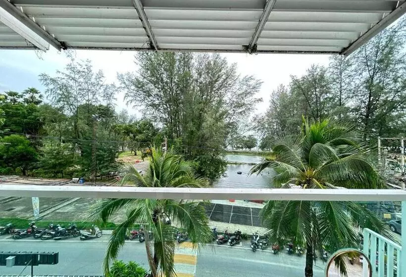 ホテル Benyada Lodge   Surin Beach