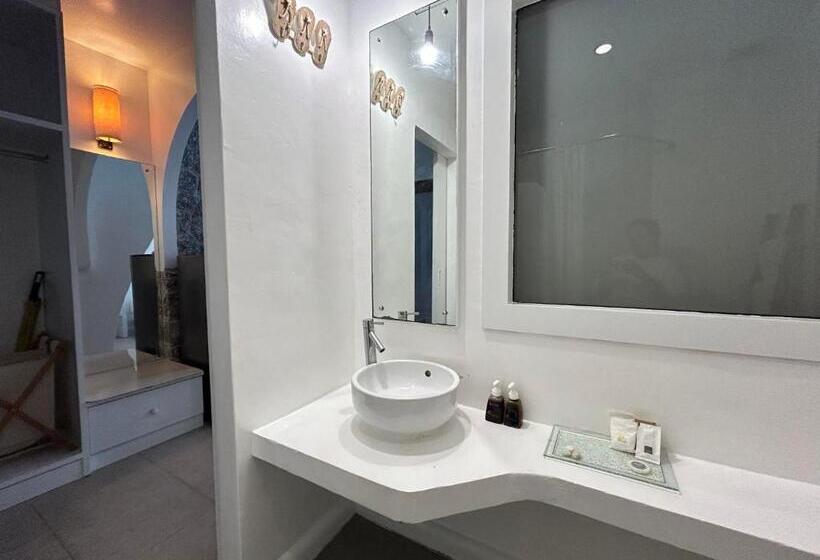 هتل Benyada Lodge Surin Beach