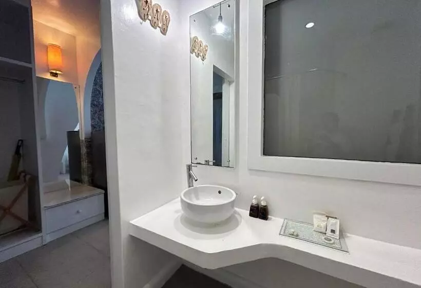 ホテル Benyada Lodge   Surin Beach