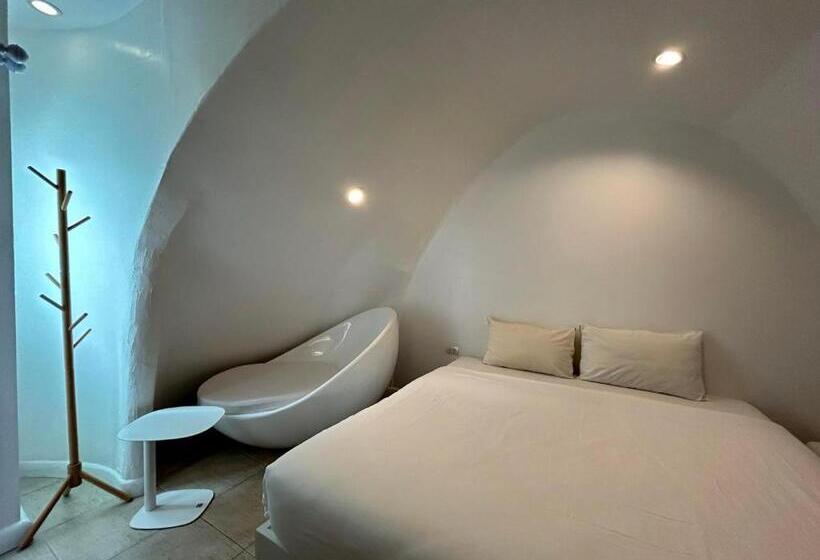 هتل Benyada Lodge Surin Beach