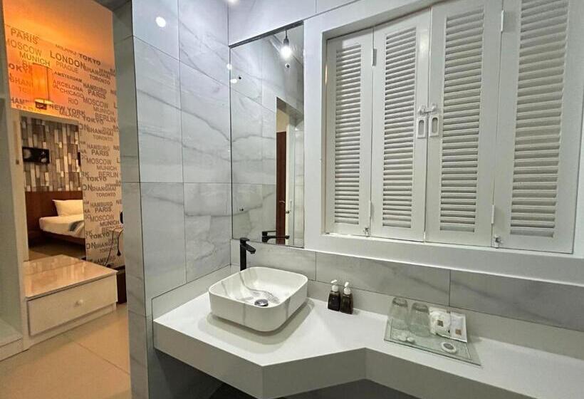 هتل Benyada Lodge Surin Beach