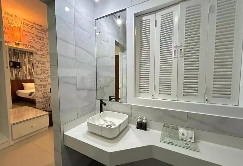 ホテル Benyada Lodge   Surin Beach