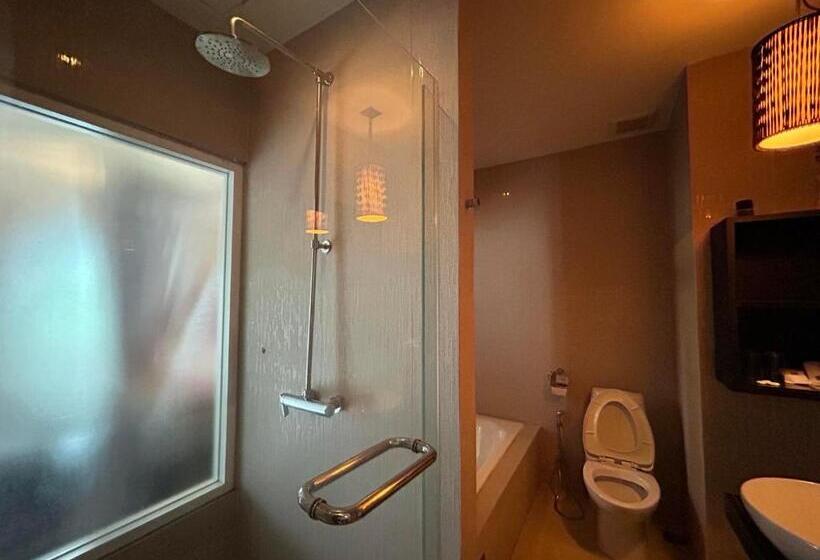 هتل Benyada Lodge Surin Beach