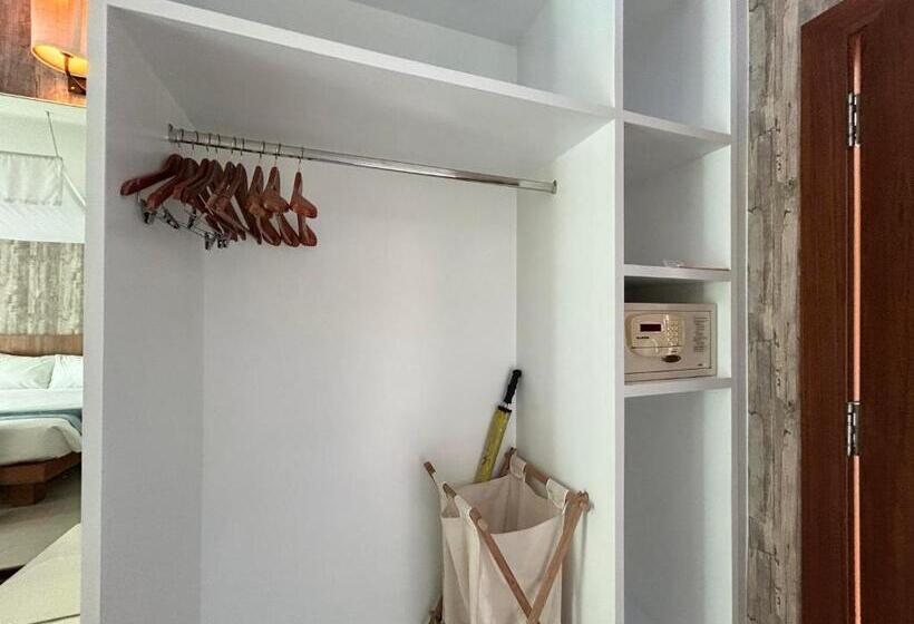 هتل Benyada Lodge Surin Beach