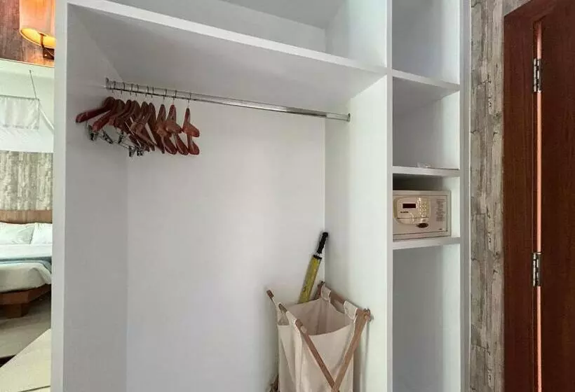 ホテル Benyada Lodge   Surin Beach