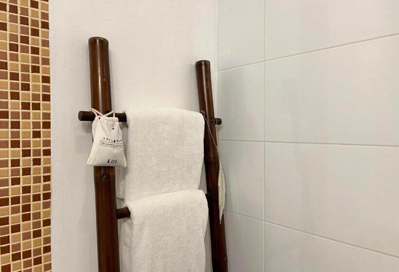 هتل Benyada Lodge Surin Beach