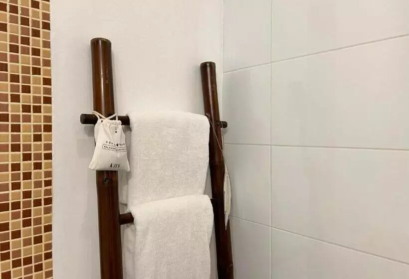 ホテル Benyada Lodge   Surin Beach