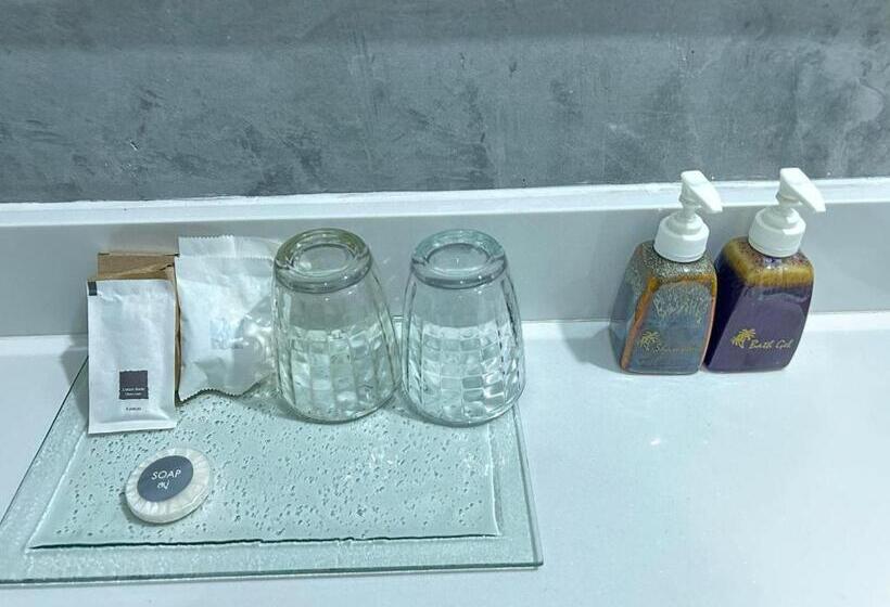 هتل Benyada Lodge Surin Beach