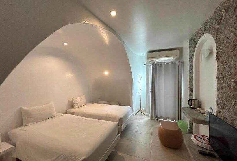 هتل Benyada Lodge Surin Beach