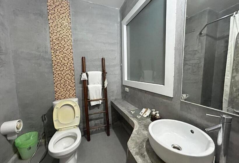 هتل Benyada Lodge Surin Beach